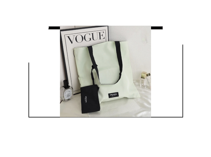 A spacious PRADA bag for storing cosmetics. — изображение 3