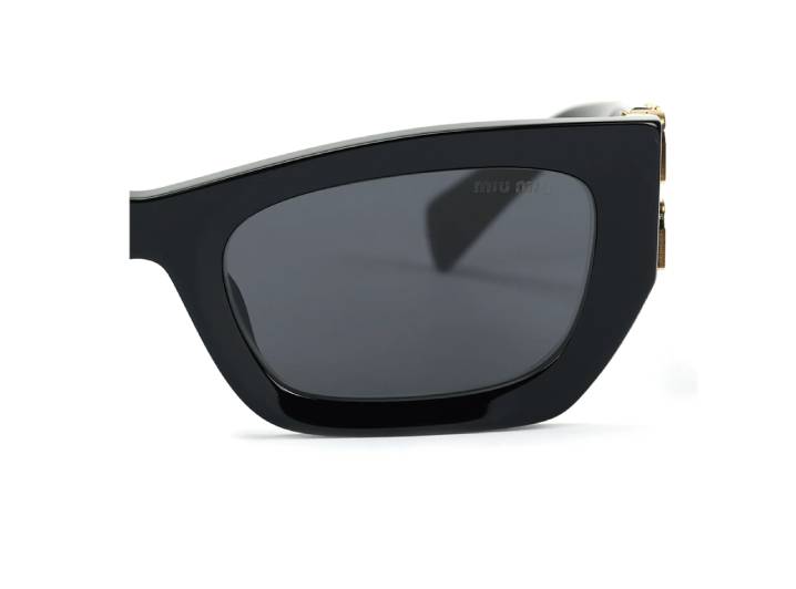 MIU MIU Women's Black Sunglasses with Irregularly Shaped Temples and Engraved Letter Design — изображение 3