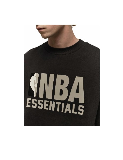 Fear of God Essentials x NBA: Чёрная футболка с логотипом из коллекции SS25 — изображение 3