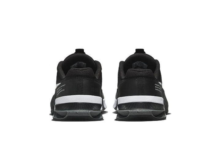 Nike Metcon 8 FlyEase: Унисекс-кроссовки для интенсивных тренировок в чёрно-белой гамме — изображение 3