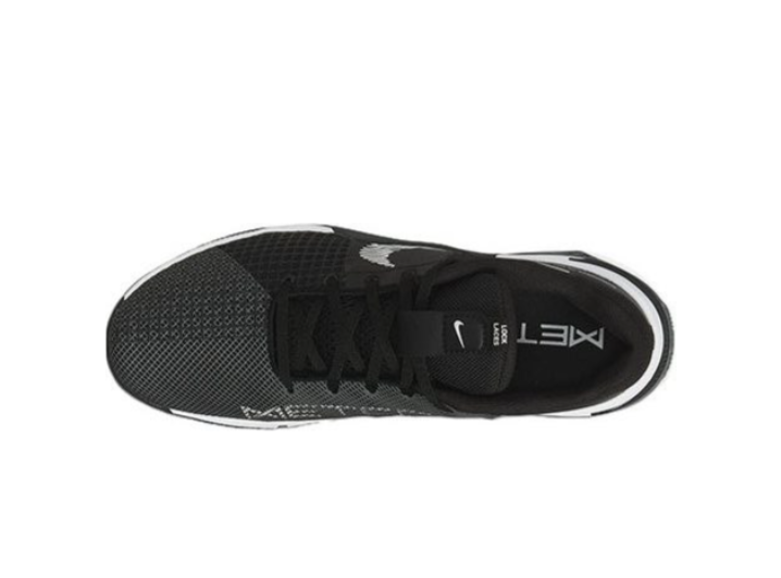 Nike Metcon 8 FlyEase: Унисекс-кроссовки для интенсивных тренировок в чёрно-белой гамме — изображение 4