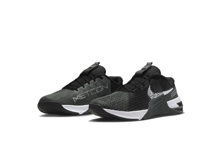 Nike Metcon 8 FlyEase: Унисекс-кроссовки для интенсивных тренировок в чёрно-белой гамме — изображение 5