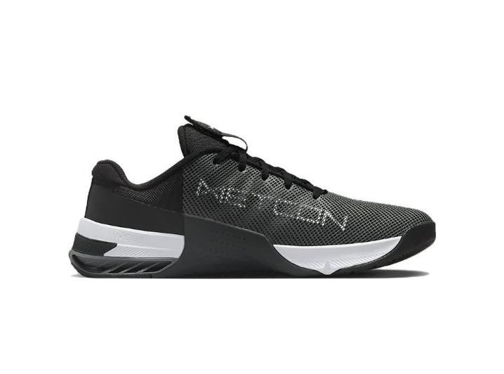 Nike Metcon 8 FlyEase: Унисекс-кроссовки для интенсивных тренировок в чёрно-белой гамме — изображение 6