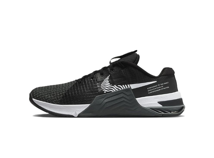 Nike Metcon 8 FlyEase: Унисекс-кроссовки для интенсивных тренировок в чёрно-белой гамме