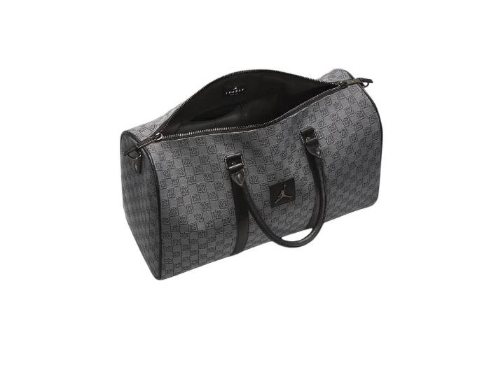 Jordan Monogram: Большая дорожная сумка с шахматным принтом и молнией из полиэстера — изображение 5