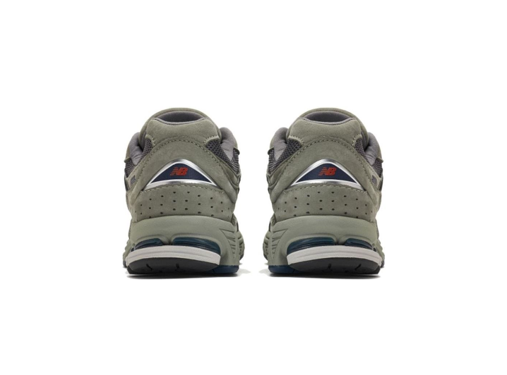 New Balance 2002R: Кроссовки из ткани и кожи в сером цвете — изображение 2