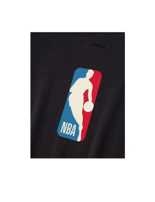 Fear of God Essentials x NBA SS26: Чёрная футболка с принтом — изображение 4