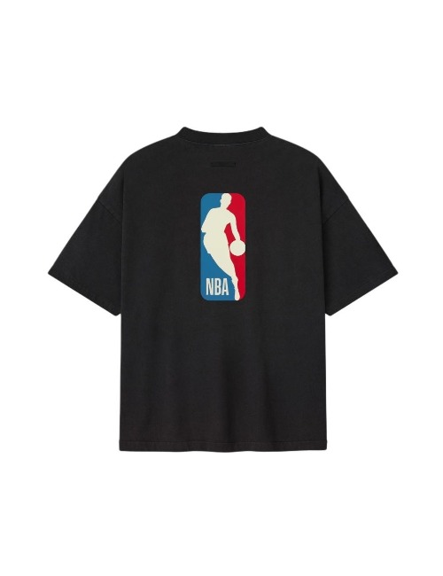 Fear of God Essentials x NBA SS26: Чёрная футболка с принтом — изображение 5