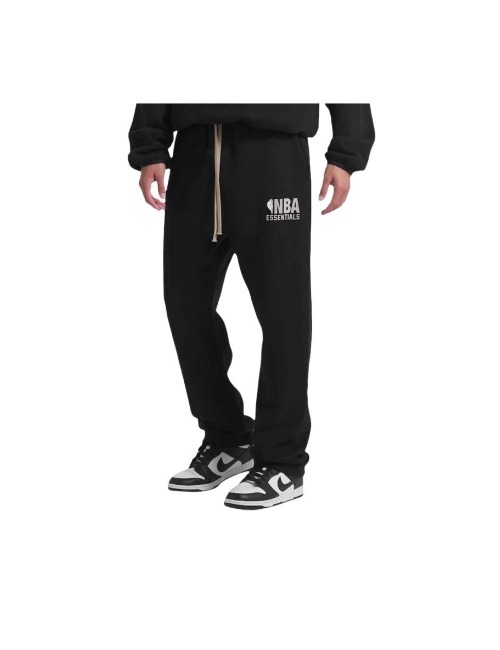 Fear of God Essentials x NBA: Мужские тяжёлые трикотажные штаны в цвете Meteorite Black — изображение 3