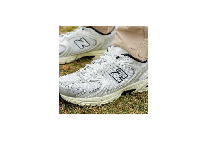 New Balance 530: Унисекс-кроссовки в серебристо-чёрном цвете — изображение 7