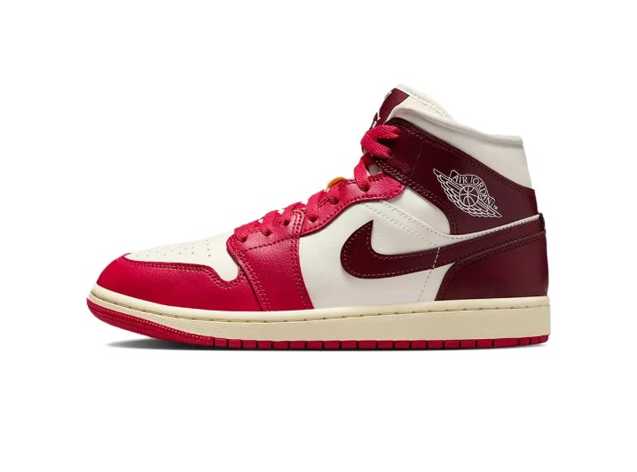 Jordan Air Jordan 1: Женские кроссовки средней высоты в красно-белой гамме