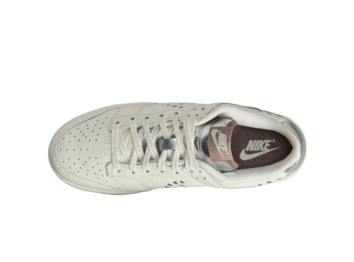 Nike Dunk: Женские низкие кроссовки в белом цвете — изображение 3